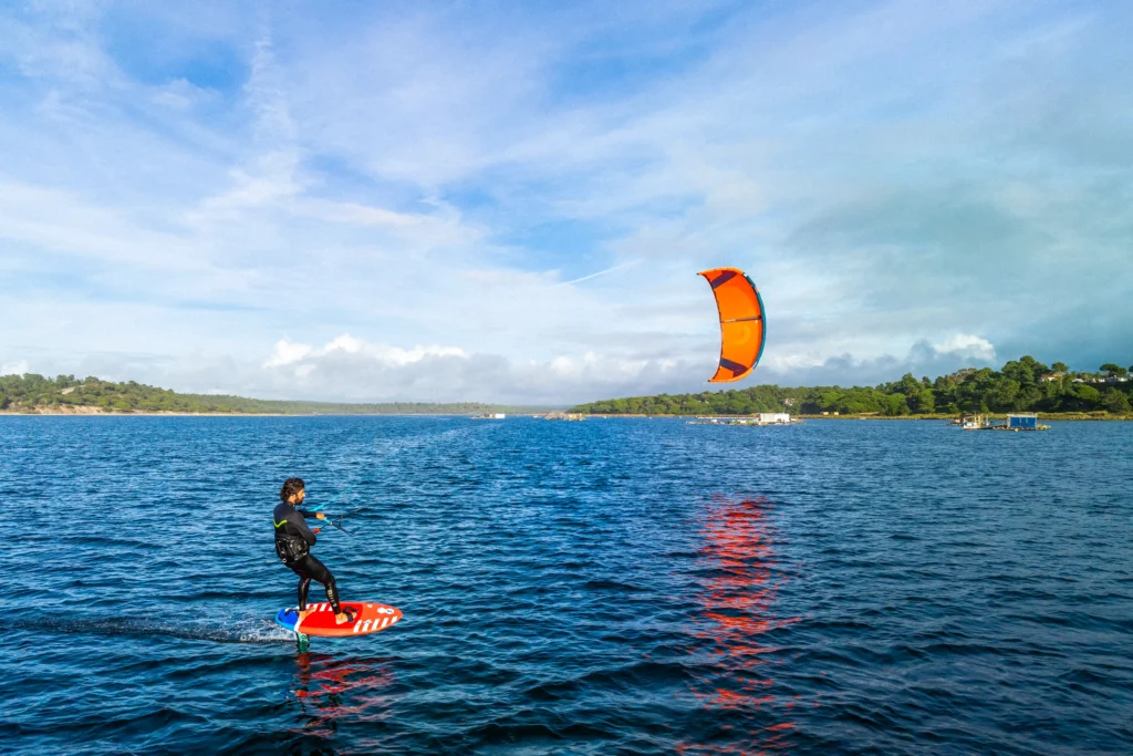 Rui Meira a demonstrar controlo do kite durante sessão VIP. Aulas de Kitesurf em Lisboa