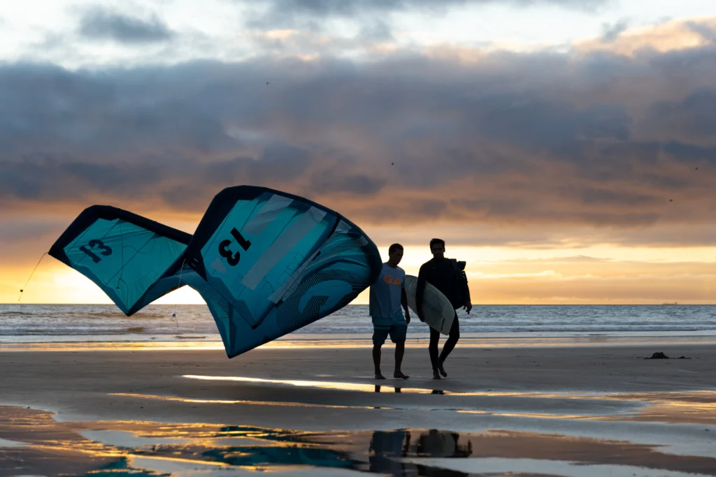 Aluno a receber instrução privada de kitesurf na Lagoa de Albufeira