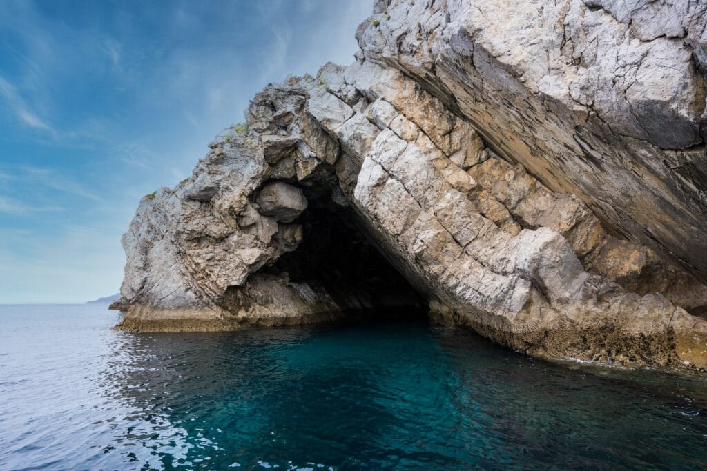 Boat Tour Sesimbra | Arrábida Experience | Meira Pro Center 16 sea caves Arrábida boat tour turquoise water