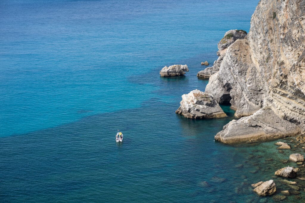 Boat Tour Sesimbra | Arrábida Experience | Meira Pro Center 15 Ribeiro do Cavalo beach boat access Sesimbra