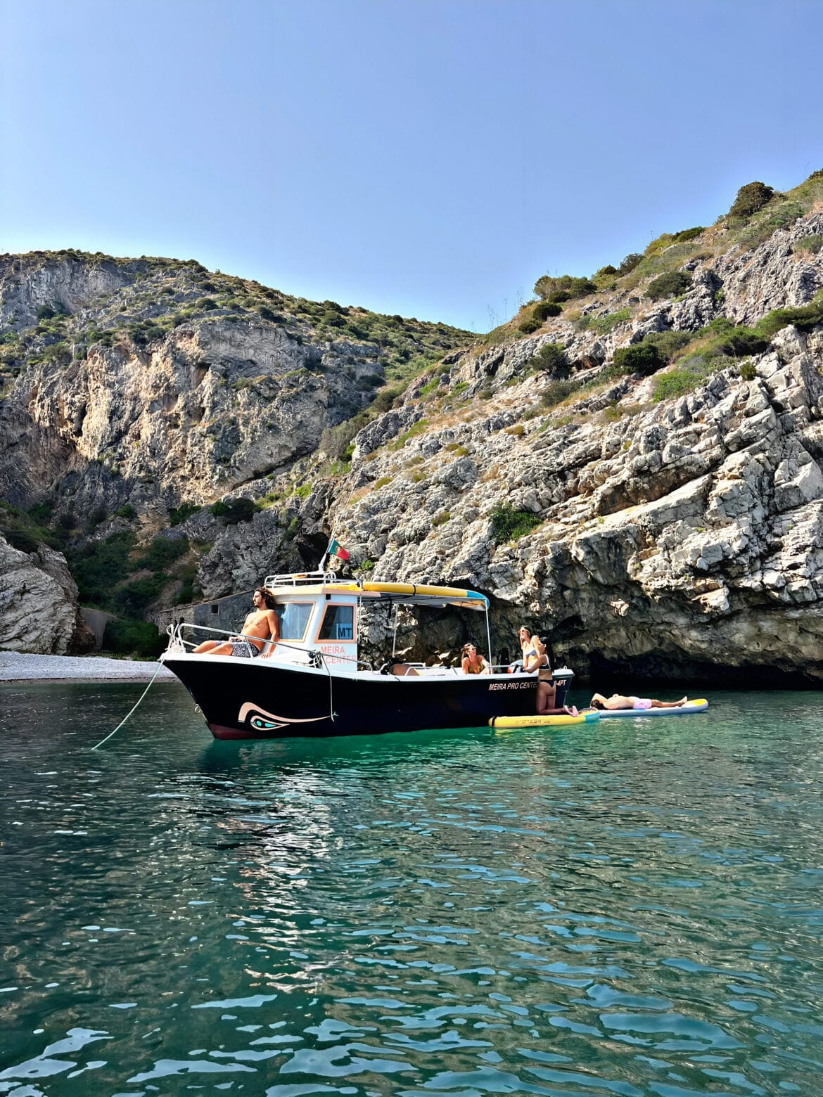boat tour Sesimbra Arrábida cliffs experience